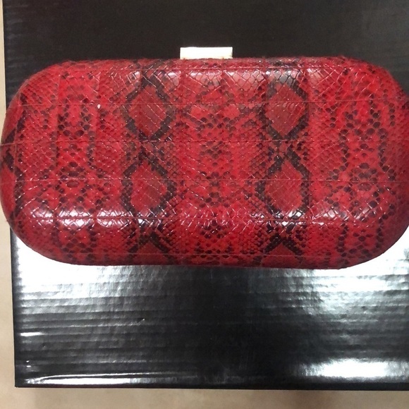 Snake skin studded hard case clutch , with detachable long shoulder chain . - Picture 3 of 5